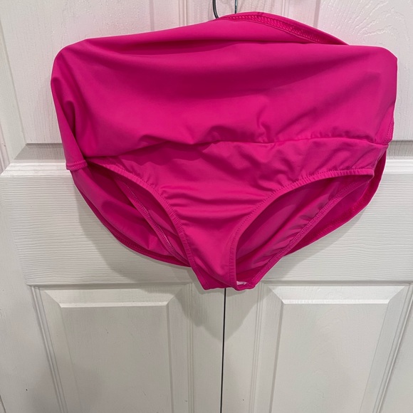 Venus swim top and skirted bottoms. - Picture 5 of 7